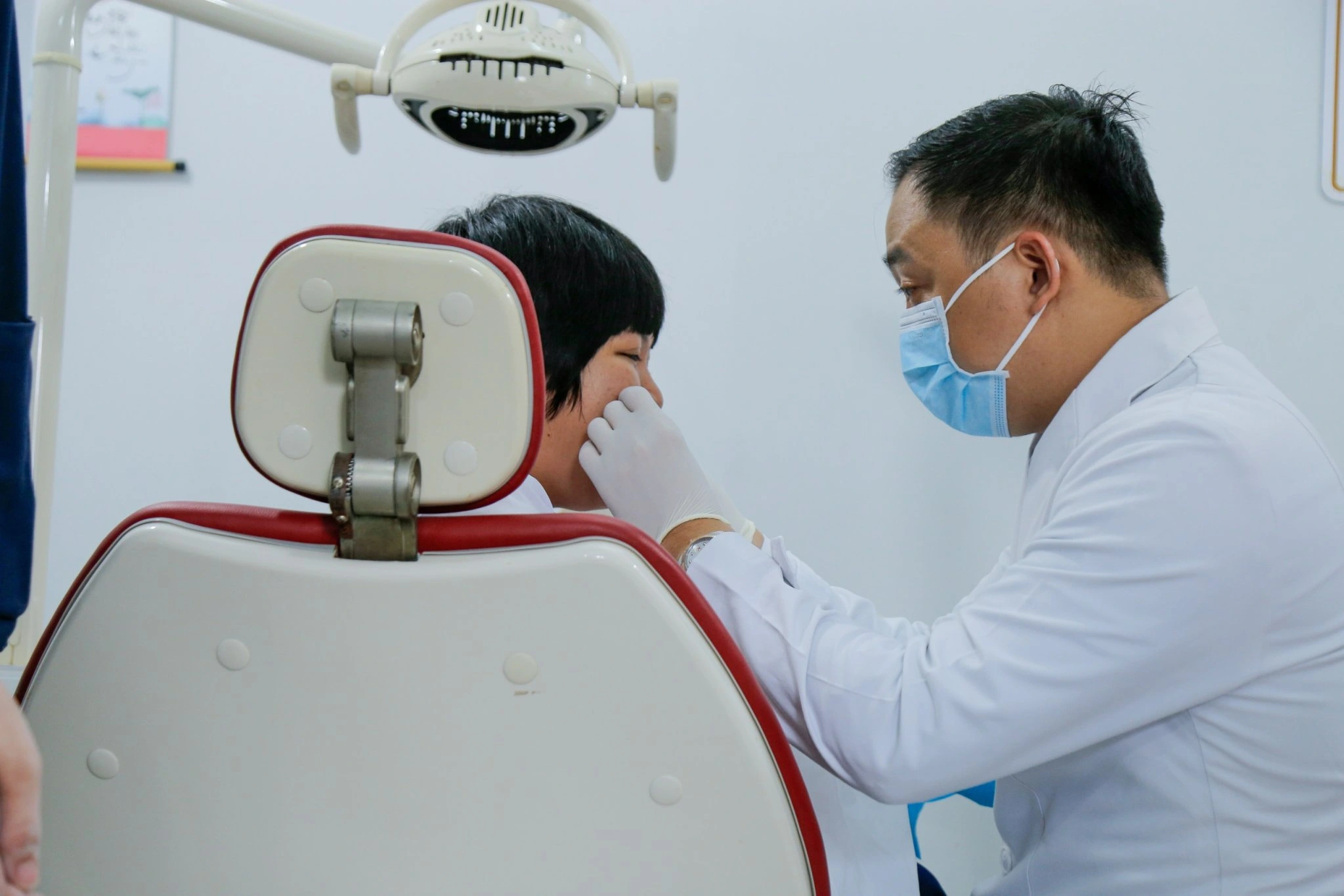 Bác sĩ Nha Khoa Phương Thành đang khám răng cho bệnh nhân trong phòng điều trị hiện đại, đảm bảo vệ sinh và chuyên môn cao