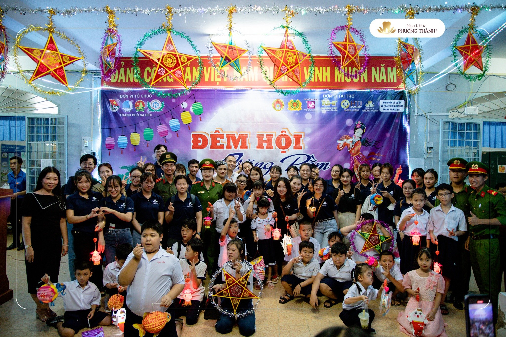 Đêm hội Trăng Rằm do Nha Khoa Phương Thành đồng hành tổ chức – trẻ em cầm lồng đèn vui Tết Trung Thu cùng đoàn viên, công an và cộng đồng tại không gian trang trí rực rỡ
