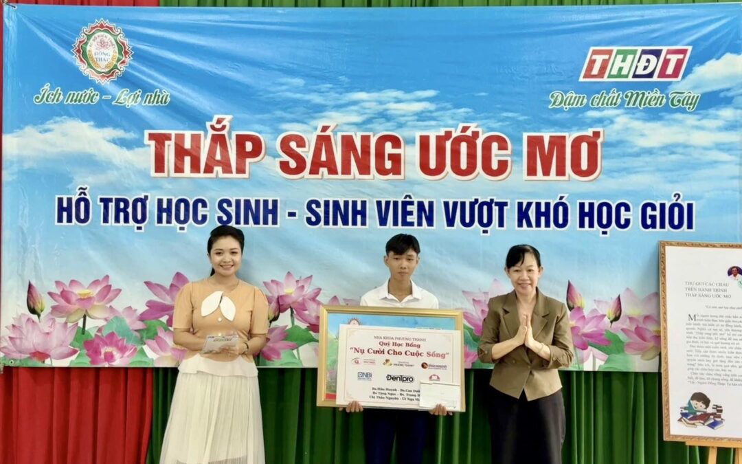 Trao học bổng Quỹ “Nụ cười cho cuộc sống” cho học sinh Đỗ Khắc Huy