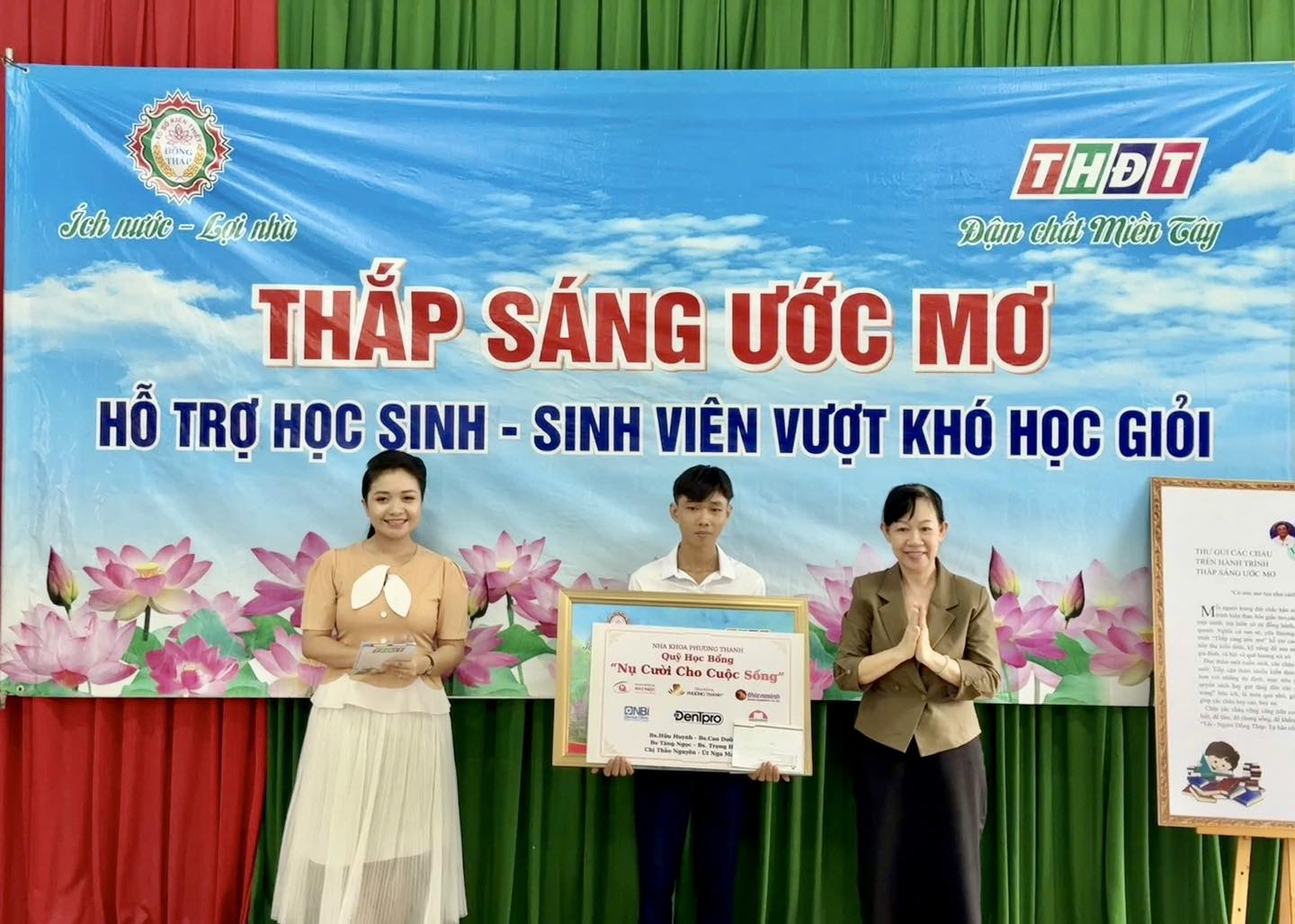 Học sinh vượt khó học giỏi nhận học bổng trong chương trình Thắp sáng ước mơ