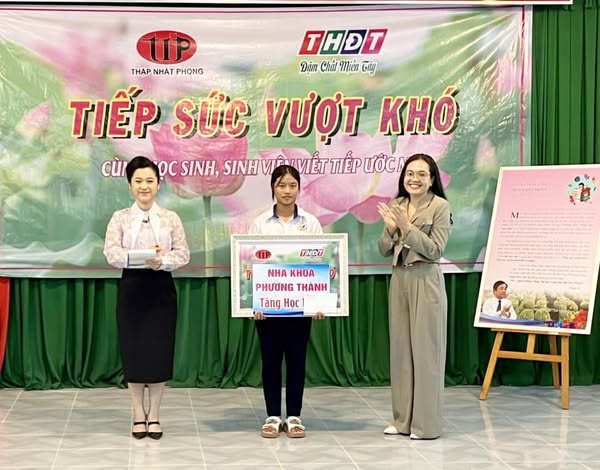 Học sinh nhận học bổng từ Nha Khoa Phương Thành trong chương trình Tiếp sức vượt khó – sự kiện do Đài THDT và Tháp Nhất Phong tổ chức