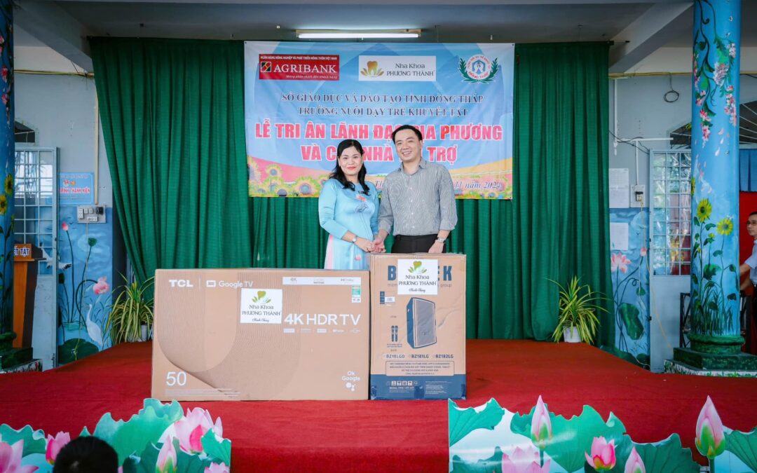 Trao tặng thiết bị giảng dạy cho Trường Nuôi dạy trẻ khuyết tật tỉnh