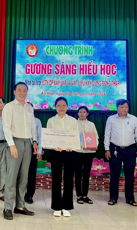 Học sinh được vinh danh trong chương trình Gương sáng hiếu học tại An Hòa – nhận bằng khen và quà tặng từ nhà tài trợ ngày 08/11/2024