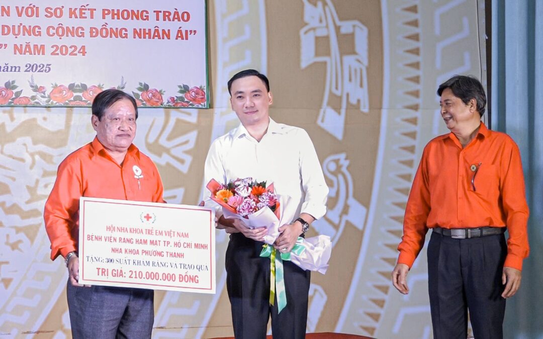 Trao 300 suất khám, điều trị và tặng quà cho người khó khăn