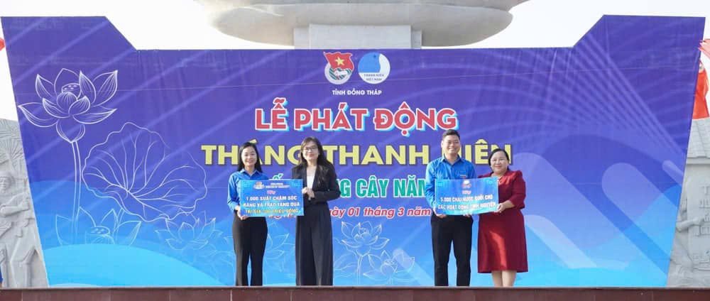 Lễ phát động Tháng Thanh niên trồng cây năm 2023 tại Đồng Tháp – đại diện tổ chức trao bảng tượng trưng trên sân khấu sự kiện