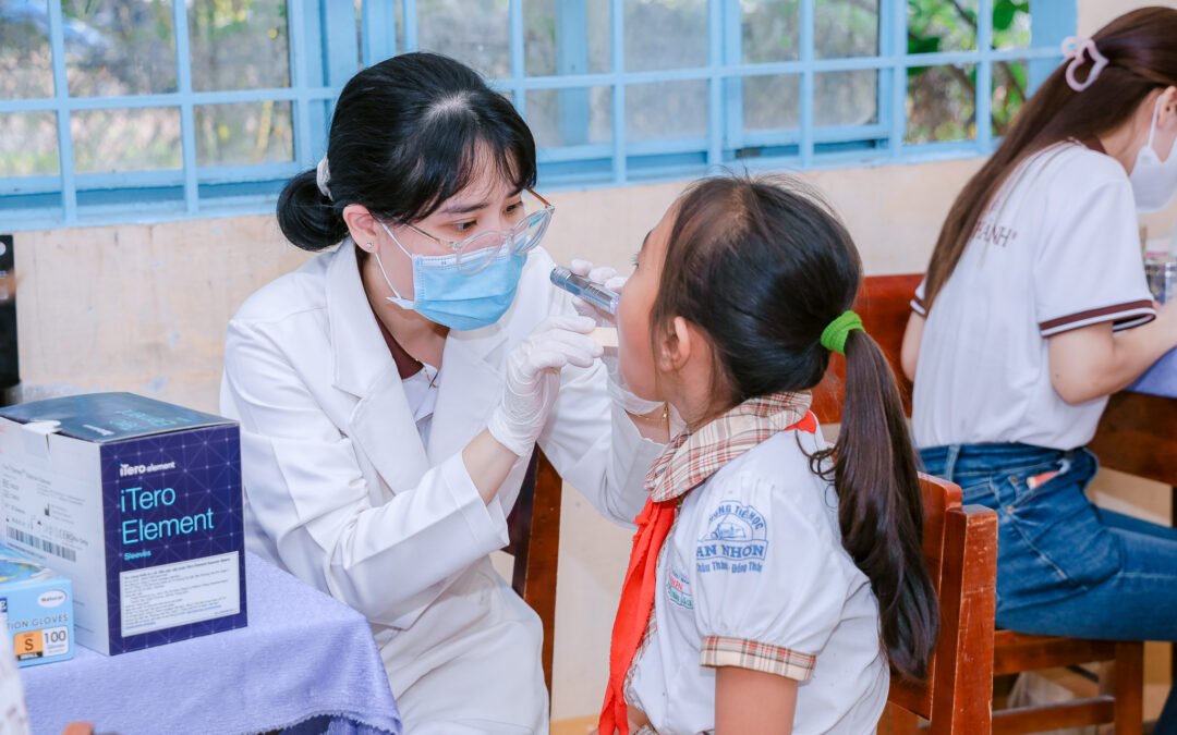 Khám, tư vấn chăm sóc răng miệng và trao quà cho học sinh