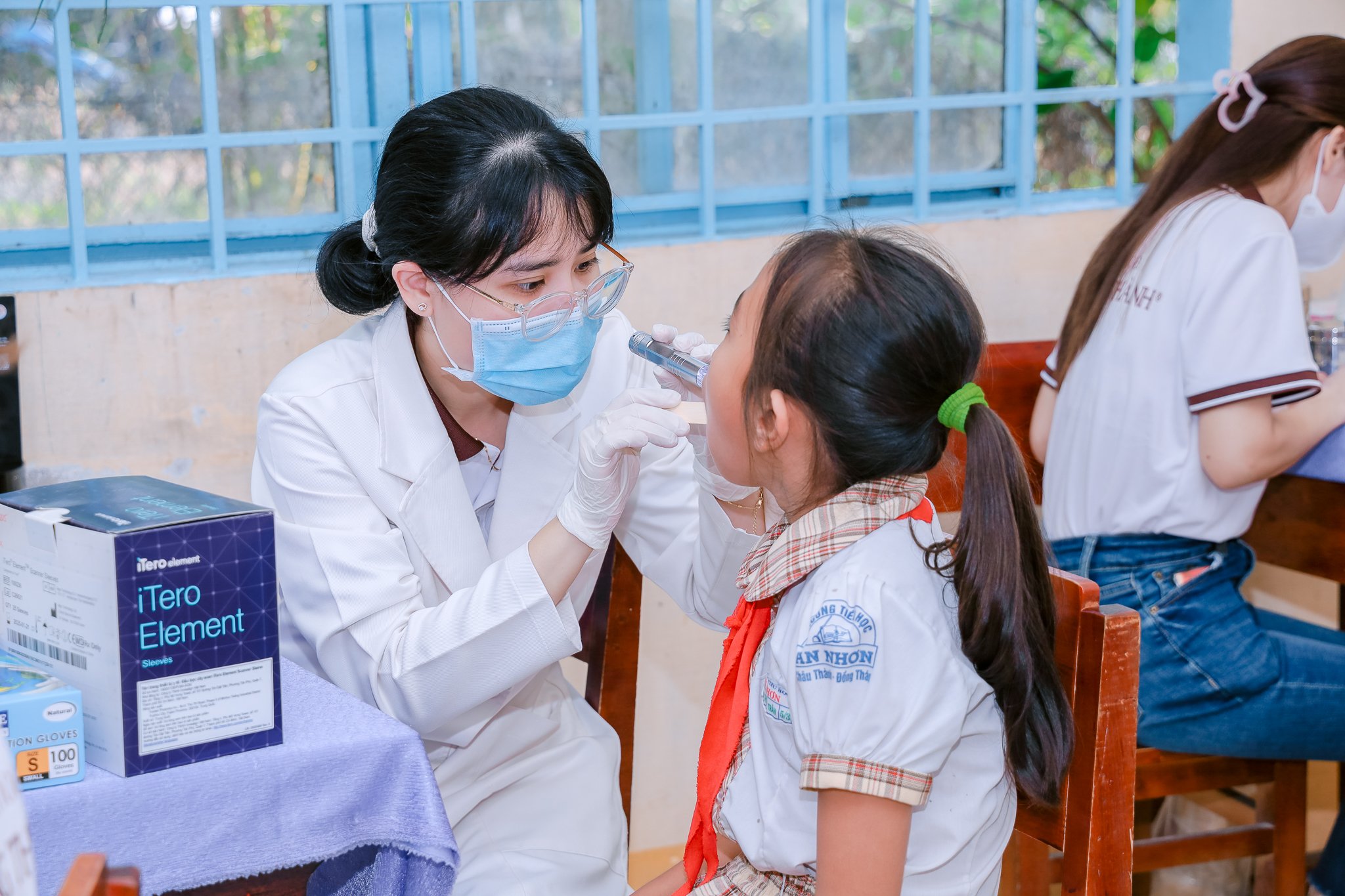 Bác sĩ Nha Khoa Phương Thành khám răng miệng cho học sinh tiểu học – hoạt động chăm sóc sức khỏe học đường tại trường