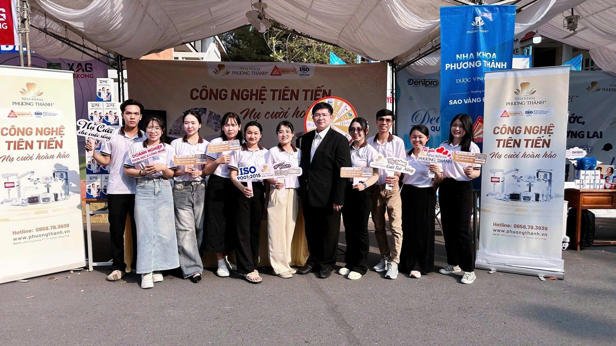 Gian hàng Nha Khoa Phương Thành tại sự kiện ngoài trời – đội ngũ nhân viên giới thiệu công nghệ tiên tiến và dịch vụ chăm sóc nụ cười khỏe khoắn
