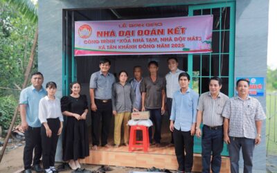 Bàn giao Nhà Đại đoàn kết cho hộ đặc biệt khó khăn ở xã Tân Khánh Đông