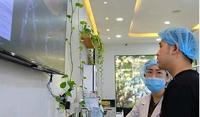 Bác sĩ tư vấn điều trị với bệnh nhân – không gian y khoa hiện đại tại Nha Khoa Phương Thành