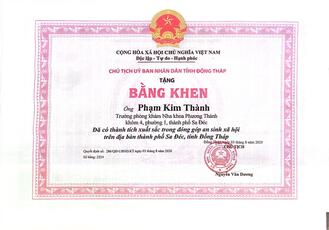 Bằng khen trao cho Phạm Kim Thành, Trưởng phòng khám Nha khoa Phương Thành, từ Chủ tịch Ủy ban Nhân dân Tỉnh Đồng Tháp, ghi nhận thành tích xuất sắc trong công tác xã hội tại thành phố Sa Đéc, tỉnh Đồng Tháp