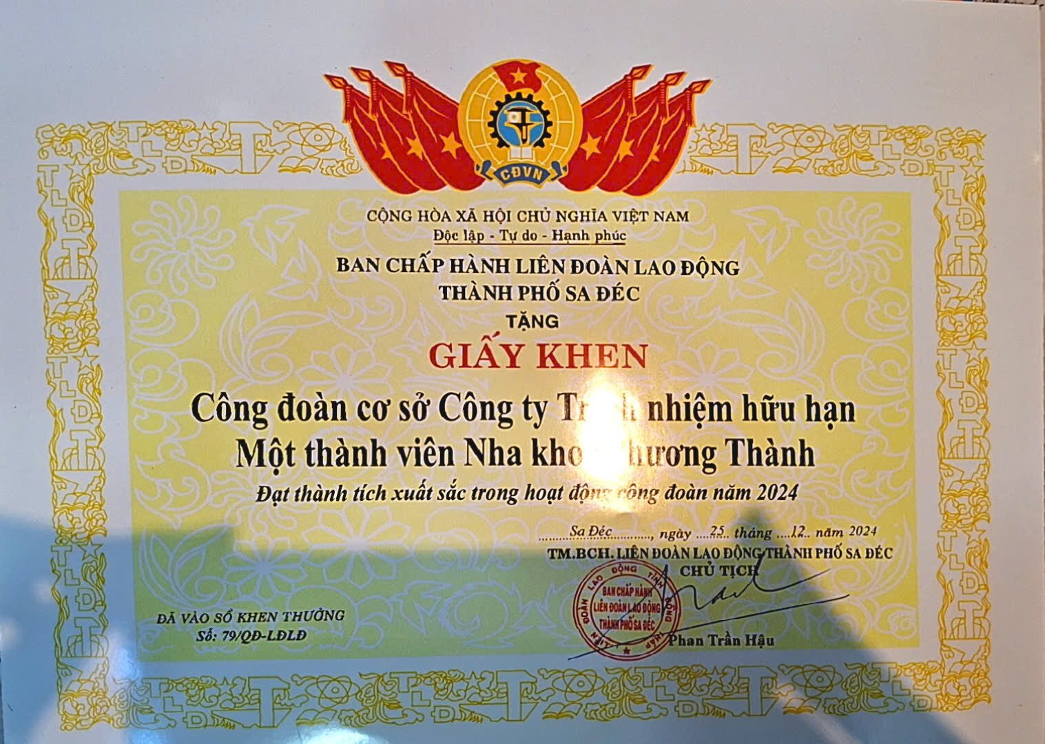 Chứng nhận thành tích xuất sắc hoạt động công đoàn 2024 của Công đoàn Nha khoa Phương Thành do Liên đoàn Lao động Sa Đéc tặng