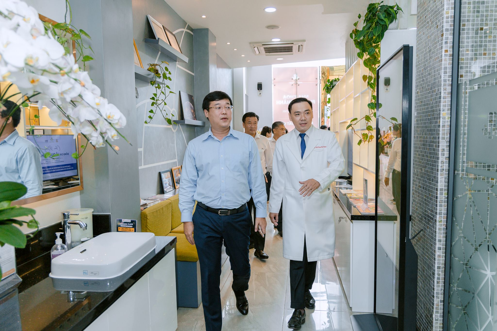 Bí thư Tỉnh ủy Lê Quốc Phong tham quan các phòng khám, cơ sở vật chất tại Nha khoa Phương Thành