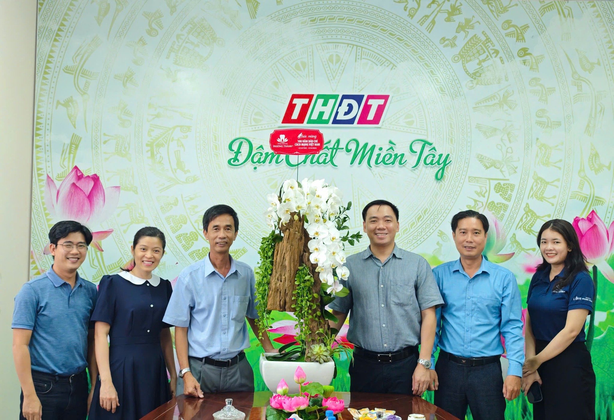 Đoàn đại diện Nha Khoa Phương Thành chụp ảnh lưu niệm tại Đài Phát thanh Truyền hình Đồng Tháp với biểu tượng “Đậm chất miền Tây”