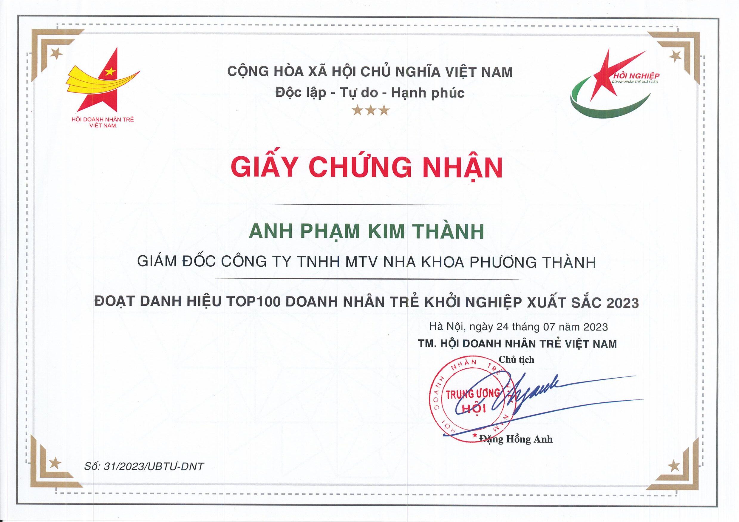 Giấy chứng nhận trao cho Phạm Kim Thành, Giám đốc Công ty TNHH MTV Nha khoa Phương Thành, ghi nhận vào danh sách Top 100 Doanh nhân trẻ xuất sắc năm 2023