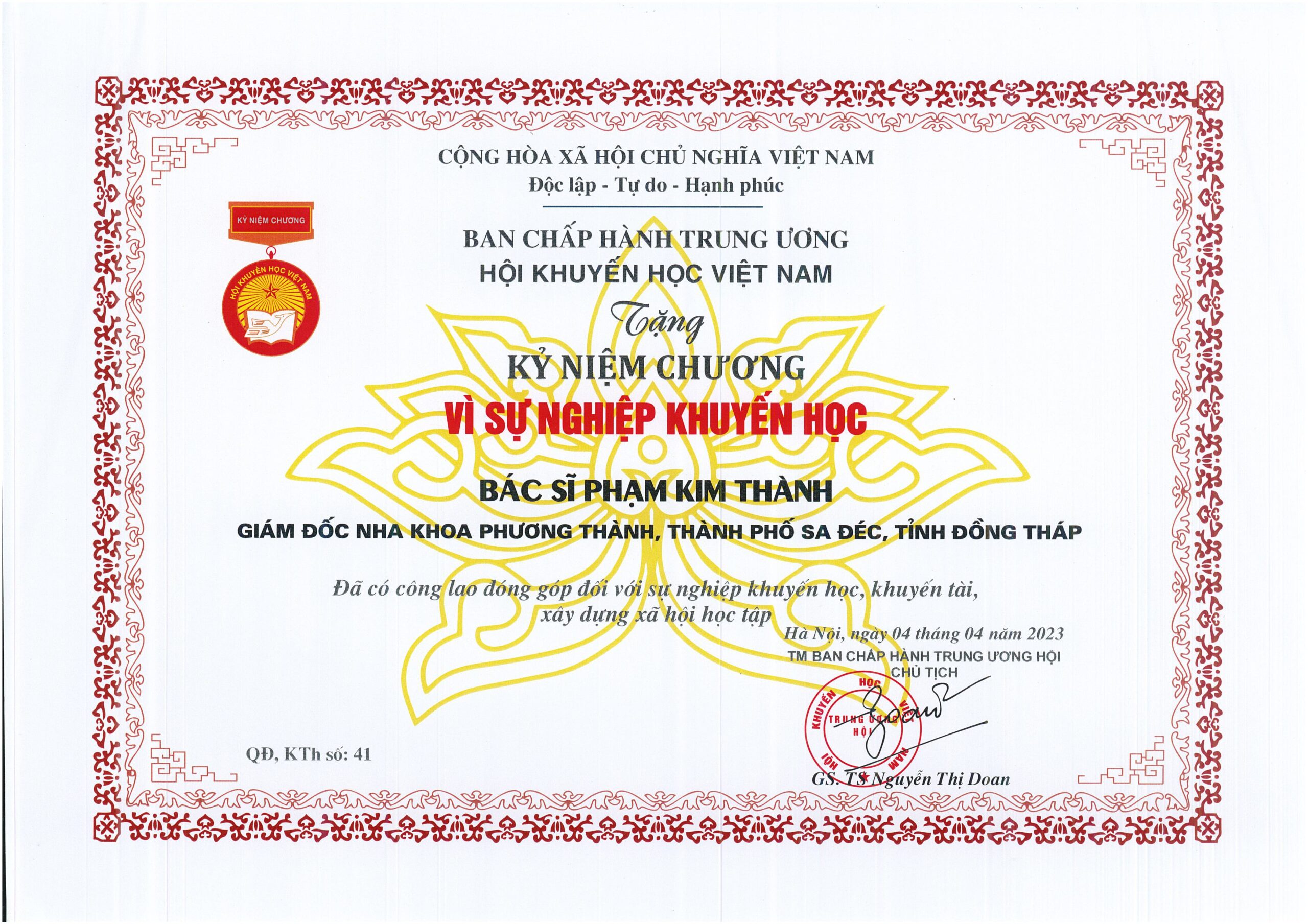 Kỷ niệm chương trao cho Bác sĩ Phạm Kim Thành, Giám đốc Nha khoa Phương Thành, từ Ban Chấp hành Trung ương Hội Khuyến học Việt Nam, ghi nhận đóng góp trong sự nghiệp khuyến học năm 2023.