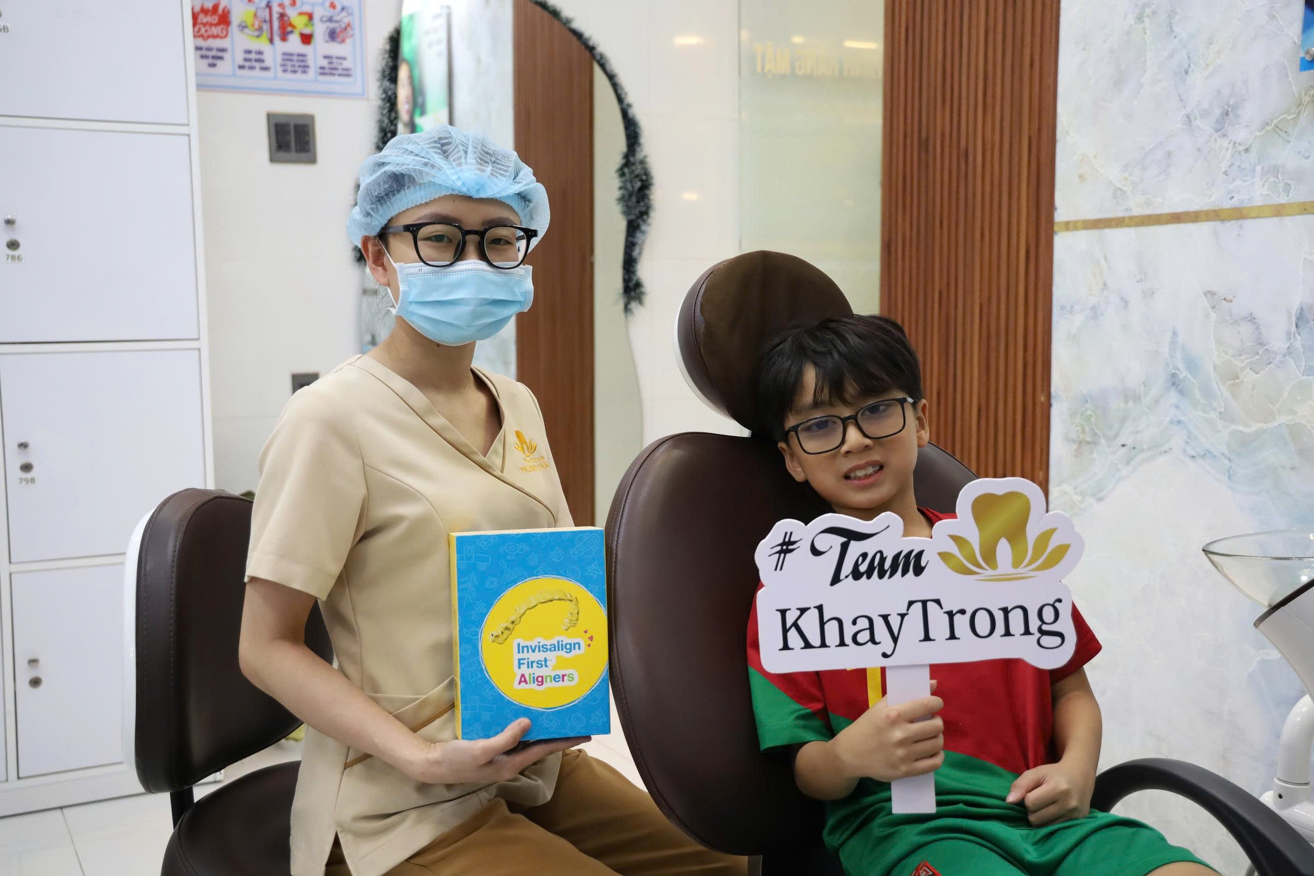 Nhân viên và khách hàng trẻ em sử dụng niềng răng trong suốt Invisalign First Aligner tại Nha khoa Phương Thành