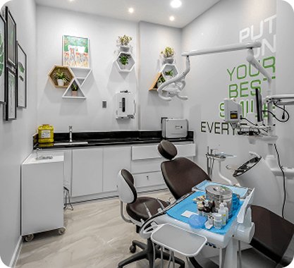 Phòng khám nha khoa Phương Thành hiện đại với ghế nha khoa chuyên dụng, ánh sáng tự nhiên, cây xanh trang trí và không gian sạch sẽ, tạo cảm giác thoải mái cho bệnh nhân.